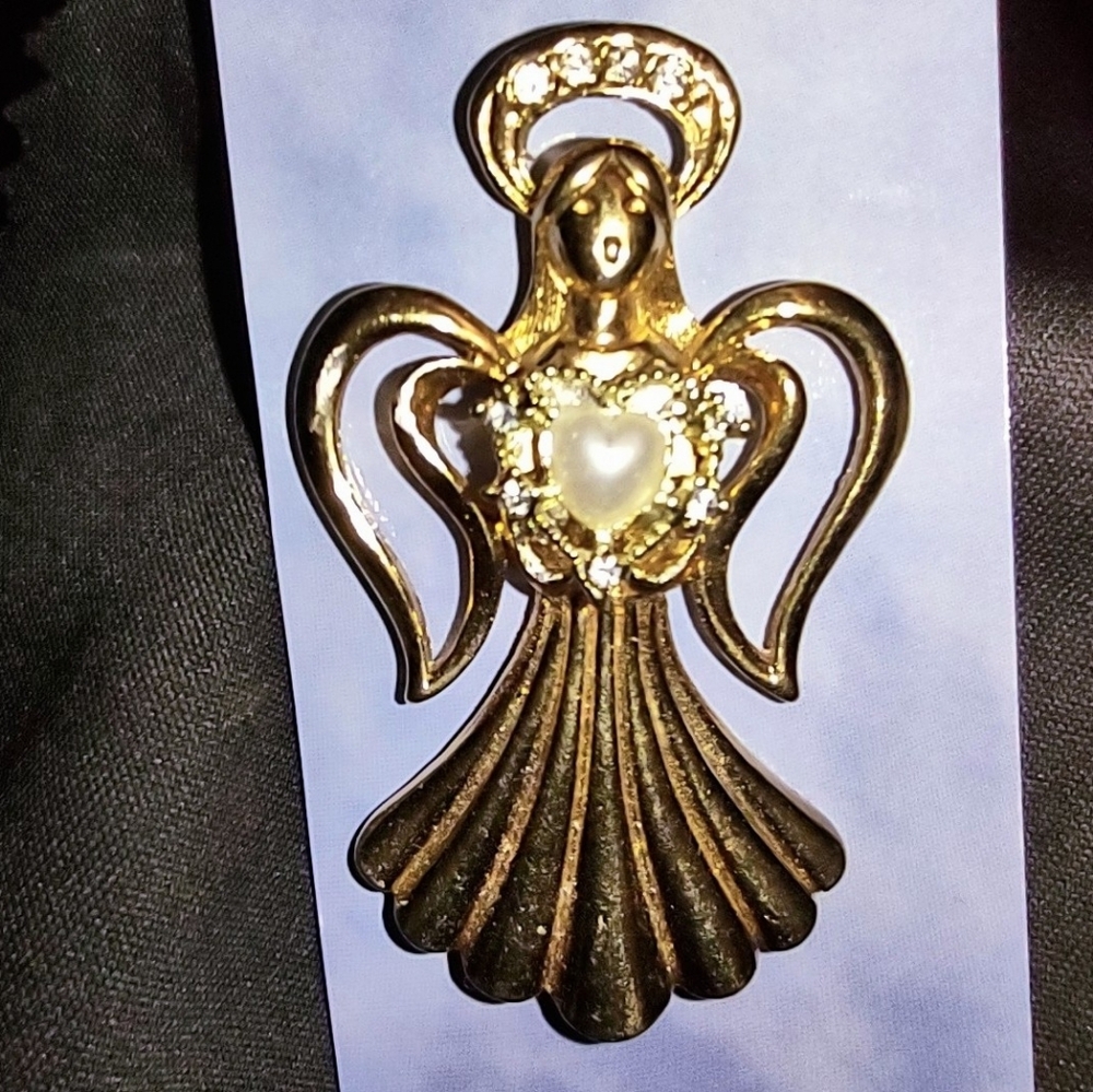 Angel w/ Pearl Heart Tac Pin